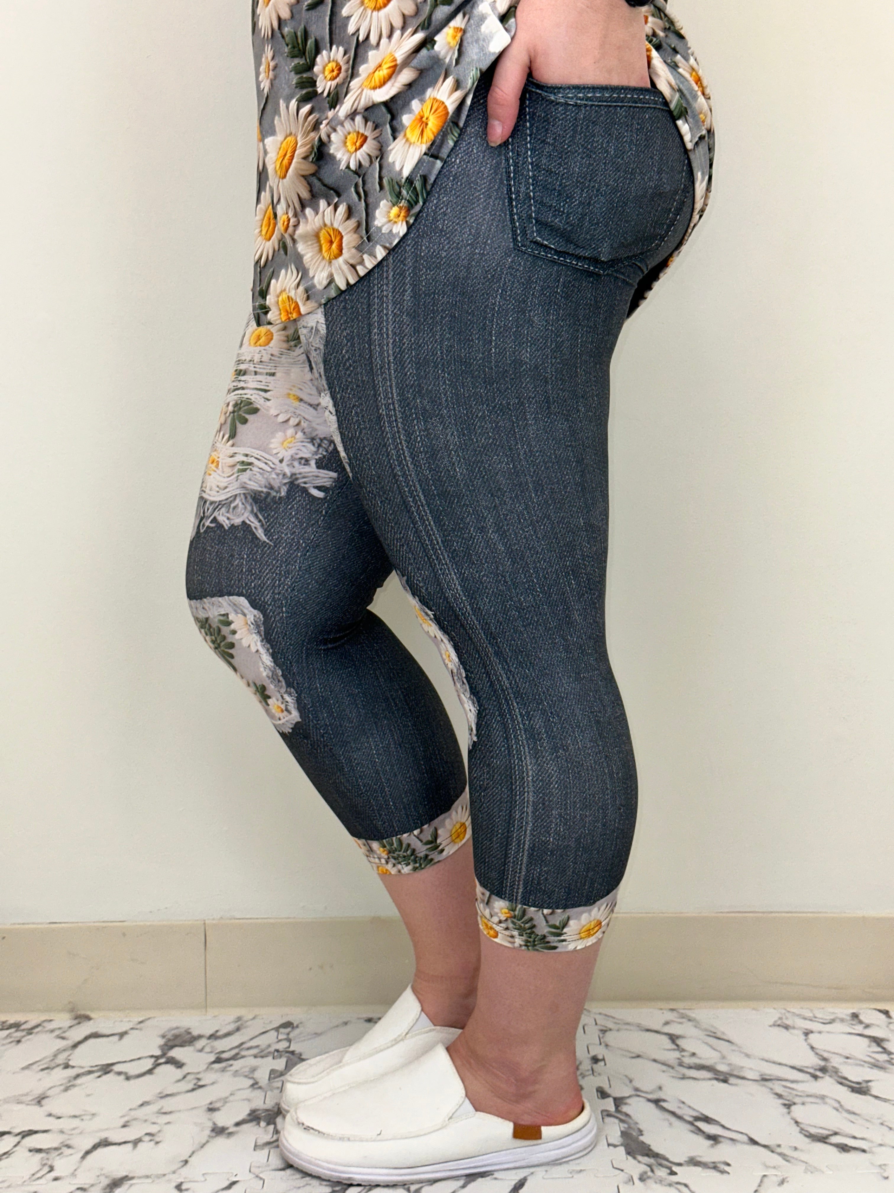 Daisy Denim Capri w/ Pockets